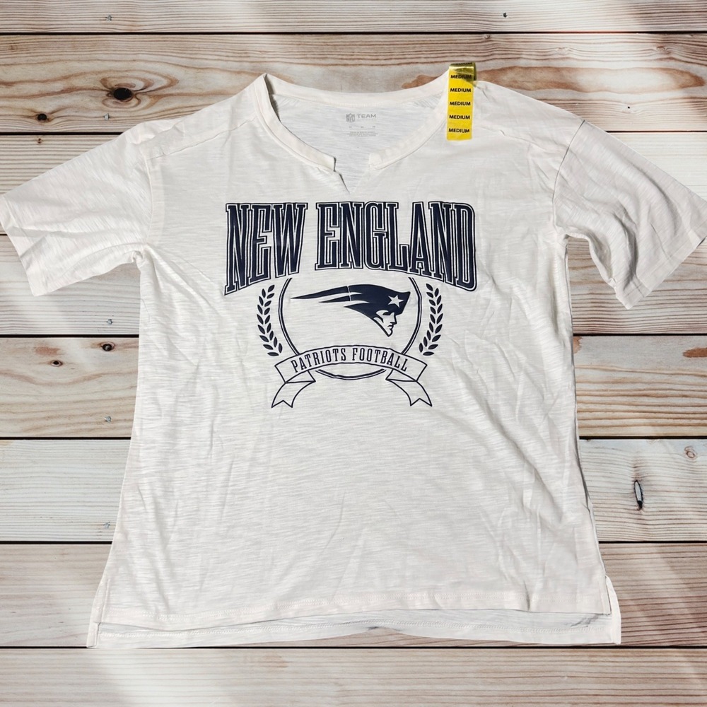 NWT New England Patriot Top Womens M Cream NFL Team Apparel Short Sleeve